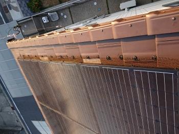 屋根の勾配に合わせてネットを均一に施工。強風や経年劣化にも強い仕様で、長期間にわたって防鳥効果を発揮します。