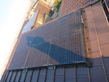 屋根全体を上から見た様子です。ネットが目立たず、自然な見た目を維持しています。鳩被害を防ぎつつ、太陽光パネルの性能にも影響しません。