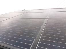 太陽光パネルの上に鳩が確認でき、パネル下には巣がありました。放置すると巣材や糞による汚れ・悪臭のほか、機器への影響も懸念されます。