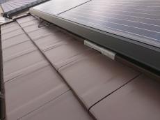 鳩がパネル下へ入り込むことで、内部の配線ケーブルが押し出されていました。直射日光に晒され続けると、被膜の劣化や断線の恐れがあります。