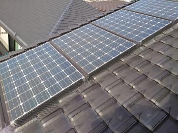 ネットを固定するための金具も全てステンレス製を採用。錆びにくく長期間安心してご使用いただける耐久性の高い施工です。