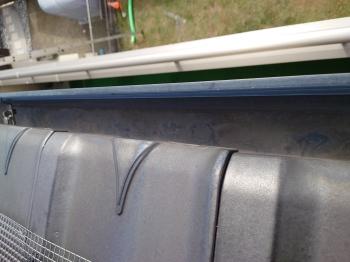 雨樋内部にたまっていた鳩の糞やゴミを丁寧に清掃。排水の流れを改善し、美観と機能性を取り戻しました。