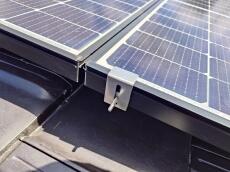太陽光パネルの横部分にもステンレス金具を設置しました。パネルの周囲全体を囲うことで、鳩の侵入経路を完全に遮断します。