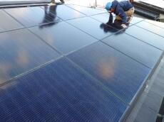 太陽光パネルの表面も洗浄し、汚れや鳥糞を除去します。発電効率を保つための重要なメンテナンス作業です。