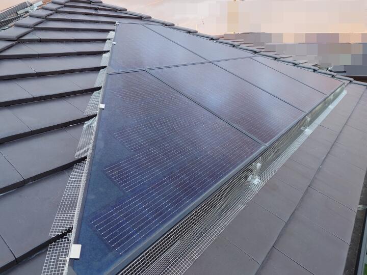 太陽光パネル下の鳩被害を根本解決。清掃から防鳥網設置まで、保証を守りながら確実な施工を実現