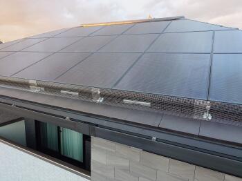 取り付けた網は通風性があり、風圧による影響を受けにくいため、落下や変形の心配がありません。