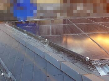 ビス止めなどは一切行わず、パネル本体に傷をつけない施工方法で、メーカー保証をそのまま維持できます。