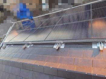 設置後は太陽光パネル下への鳩の侵入が完全に防止されました。今後の巣作りや糞害の心配もなく安心です。