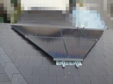 【東面】太陽光パネル下に隙間があり、鳩が入り込みやすい状態です。清掃と防鳥対策が必要な状況でした。