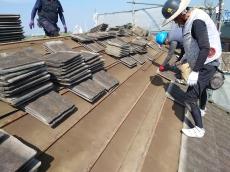 既設セメント瓦撤去中です。屋根に傷がつかないよう丁寧に作業を進めています。