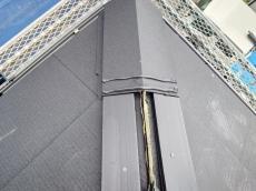 棟板金の重ね部には二重にコーキングを施し、隙間をしっかり埋めて雨水の侵入を防いでいます。