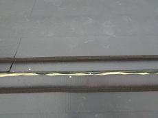 屋根の最上部（棟部）には、本体の立ち上げと防水シーラーを貼り、一次・二次防水を行って防水性を高めました。