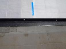 カバー板金材を引っ掛けるための部材「軒先スターター」を取り付けました。雨水の屋根内部への侵入を防ぎます。