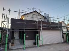 高所作業における安全性の確保と作業効率の向上のため、足場設置後、工事を開始します。