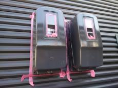 既設の電気メーターはアイボリー色だったため、塗装を行いました。こちらにもフッ素塗料を使用しています。