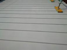 板金屋根の塗装後、劣化した下地の状態を整え、ヒビ割れに浸透して下地を強化する下地シーラーの塗布をしました。
