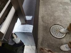 塀の塗装中です。雨が入りやすい箇所にはコーキングを施工しました。密着性を高めるため、下地シーラーも塗布しました。