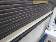 外壁の一部にはガルバリウム鋼板を張っていきます。雨水を適切に排水するため、「水切スターター」も取り付けました。