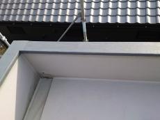 既設の笠木板金を剥がし、ヒビ割れや穴を塞ぐ防水テープをしっかり貼り、雨水の侵入を防いでいきます。