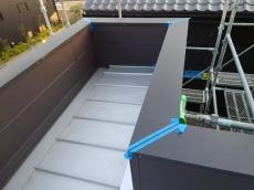 雨漏りの原因となっていた笠木板金は、新しく施工し、コーキング処理で隙間を埋めて雨水が入らないようにします。