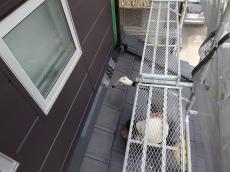 屋根水切り板金部の塗装中です。今後のメンテナンス性も考慮し、耐用年数の長いフッ素塗料を使用しました。
