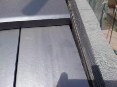 ケラバ袖瓦下には捨て水切り板金を設置し、雨水が浸入しても軒先の軒樋へ確実に流れるように施工しました。