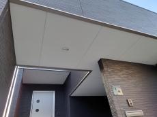 玄関まわりと軒天の様子です。経年劣化により、一部に黒ずみが見られました。