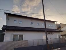 建物北側の様子です。四方向の中で最も日当たりが悪く、コケや藻が発生しやすい方角です。