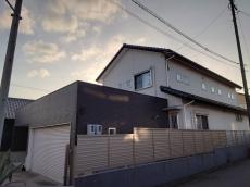 建物北東側の様子です。日当たりが悪く、湿気がこもりやすい方角です。