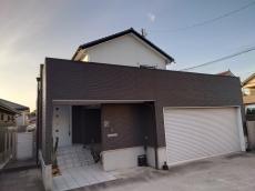 建物東側の様子です。築10年が経過しており、色あせなどの劣化が見受けられました。