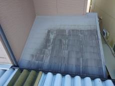 玄関屋根の様子です。雨水などの影響により、色あせや汚れの付着が見受けられました。