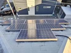 太陽光パネルが設置されていました。今回は屋根のカバー工事を行うため、脱着作業を行っていきます。
