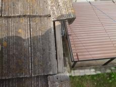 ケラバ袖瓦を外して確認したところ、中に捨て水切り板金が入っておらず、雨水が野地板へ浸入してしまう状態でした。