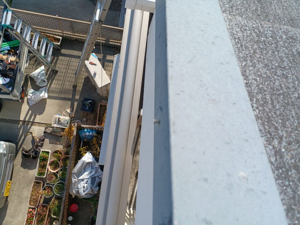 屋根のケラバのケラバ板金釘留めの様子です。釘が浮いてしまっています。
強風時に飛散の恐れがあります。
