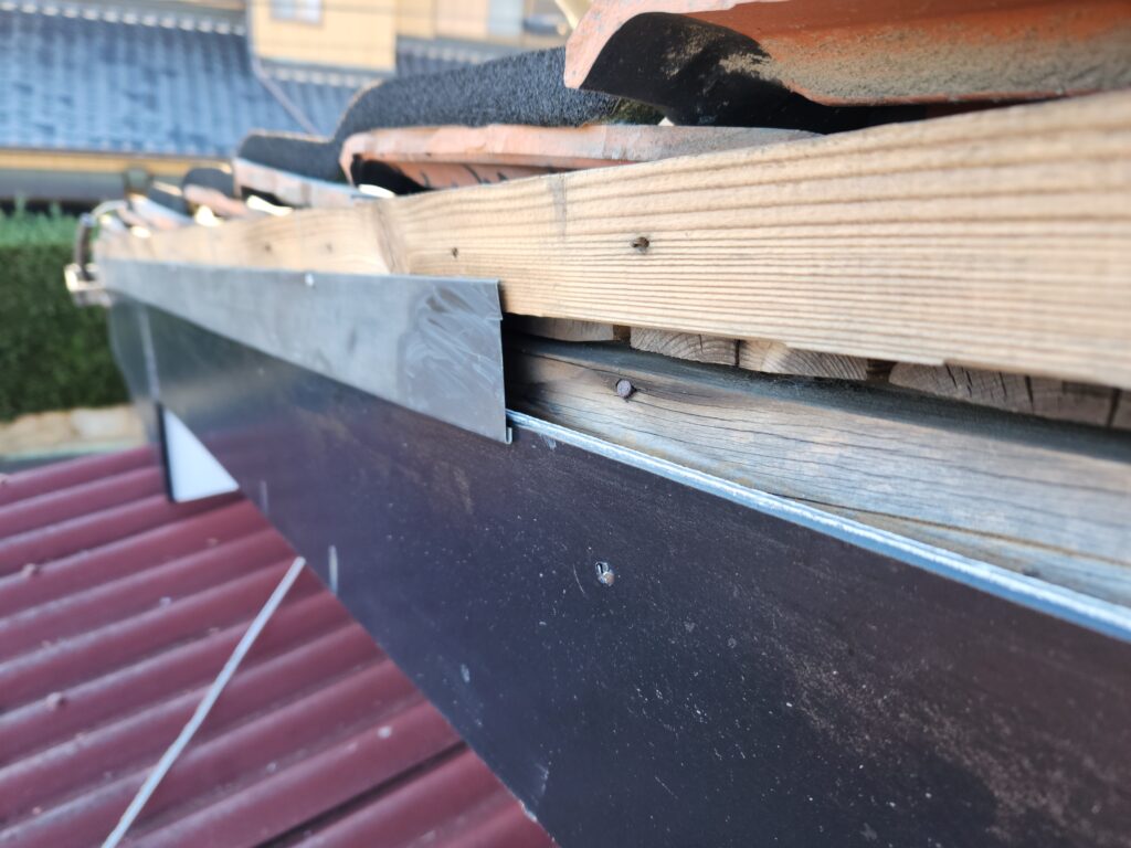 板金を取付をし、ケラバ瓦下の雨仕舞を行いました。