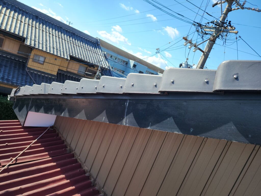 木下地が露出していた箇所は板金にて隠し雨水侵入を防ぐ施工を行いました。