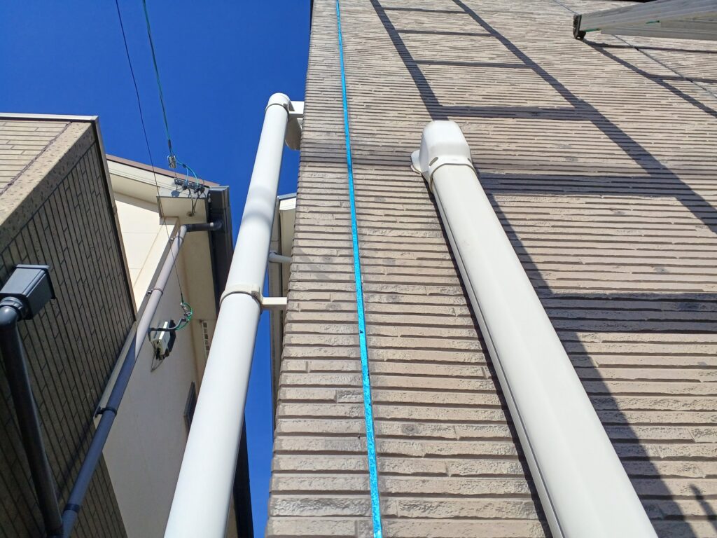 既存のコーキングを撤去しました。