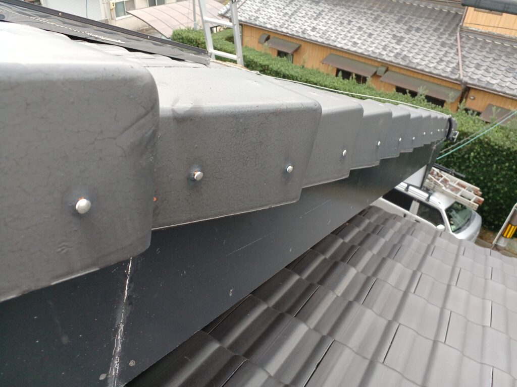ケラバ瓦は釘固定されています。