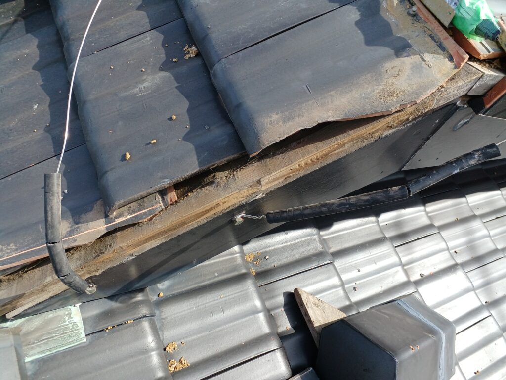 ケラバ瓦を外してみると雨仕舞施工がされておらず雨水が浸入してしまう施工になっていました。