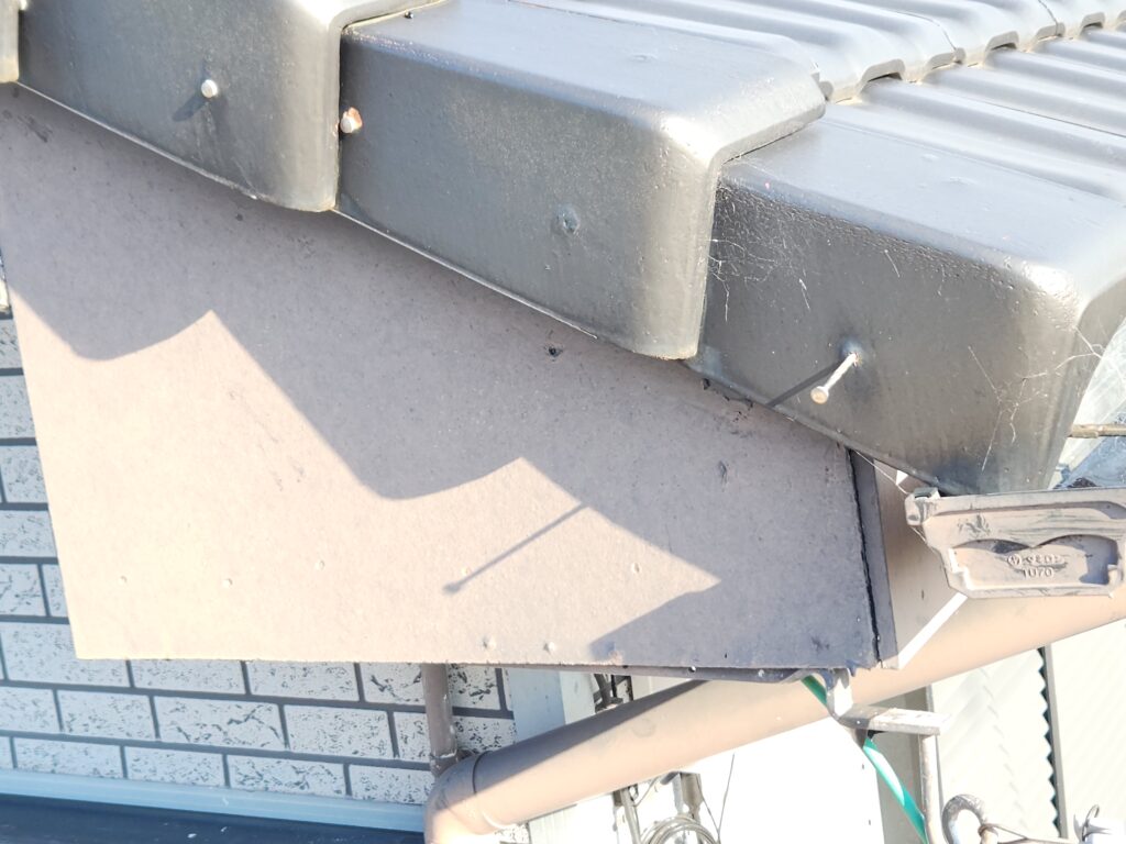 釘が浮いてしまって効いていません。瓦が落下してしまう恐れがあります。