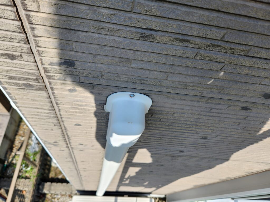 付帯部。エアコンの配管カバー部の防水コーキングが劣化していて、雨水が浸入している恐れがあります。