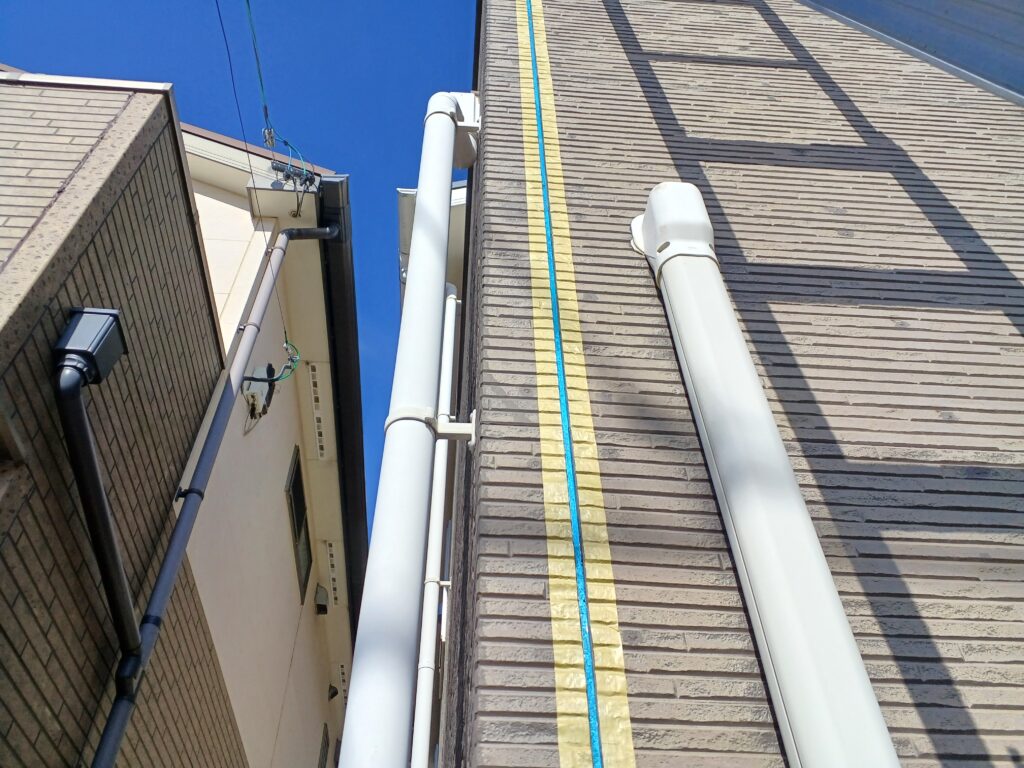 コーキング施工部に仕上がりを良くする為にマスキングテープを貼りました。