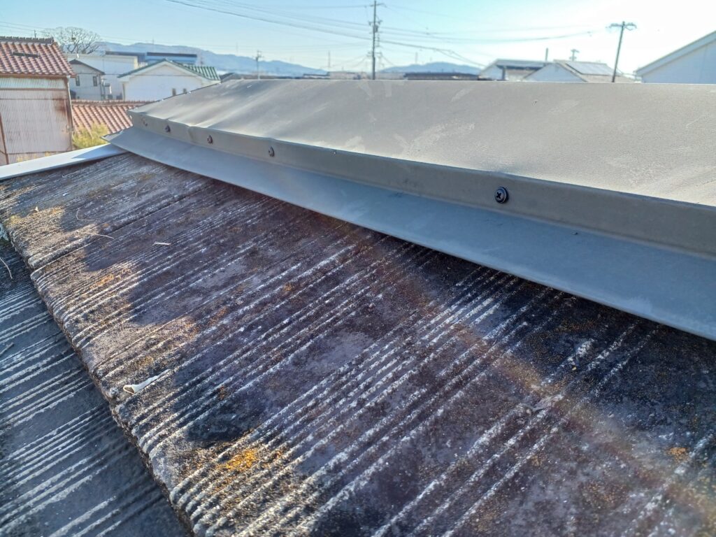棟板金中の防水施工を行い、ビスにて留め付けを行いました。