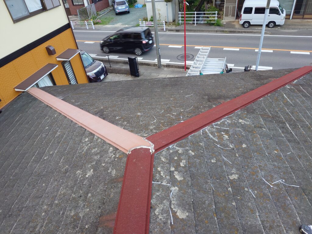 屋根の様子です。ｶﾗｰﾍﾞｽﾄの劣化や棟板金の錆が見られます。