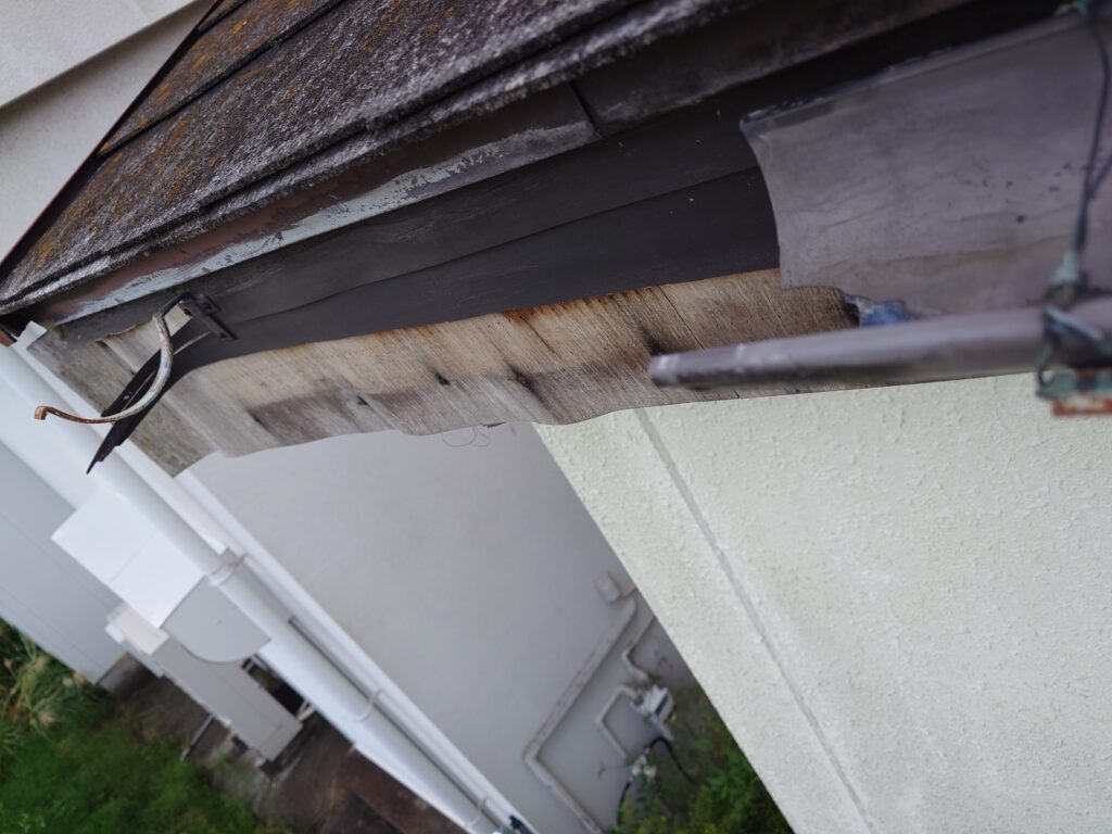 雨漏りが原因で鼻隠しが劣化しています。