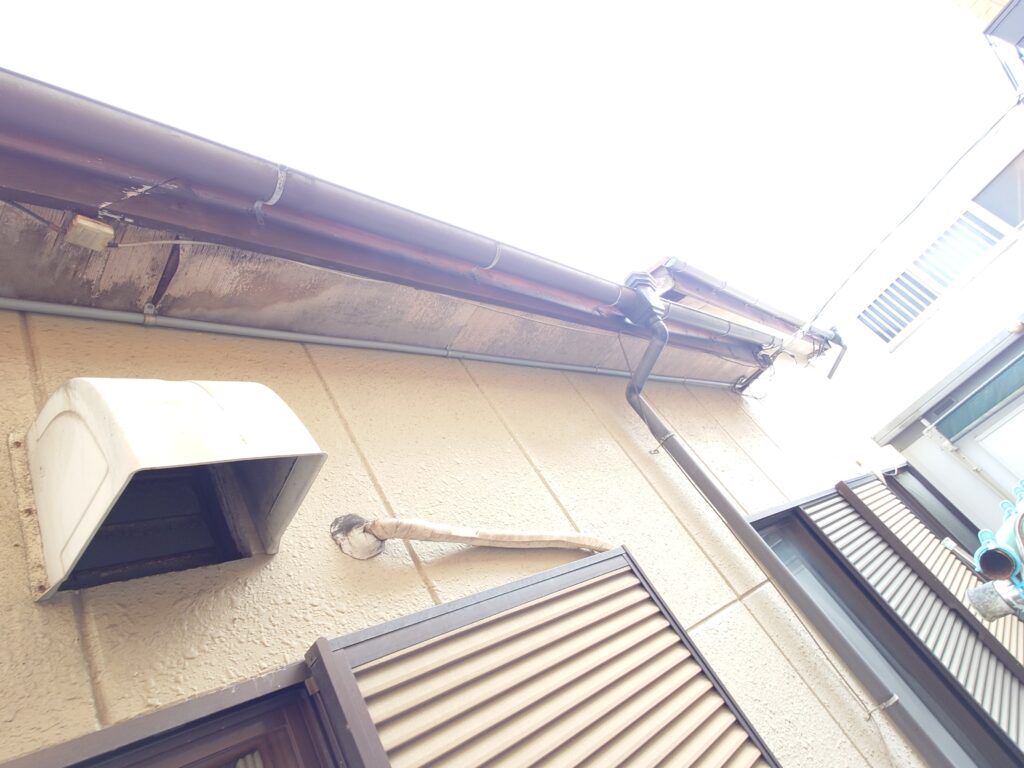 軒天がﾍﾞﾆﾔで劣化して表面が剥がれています。