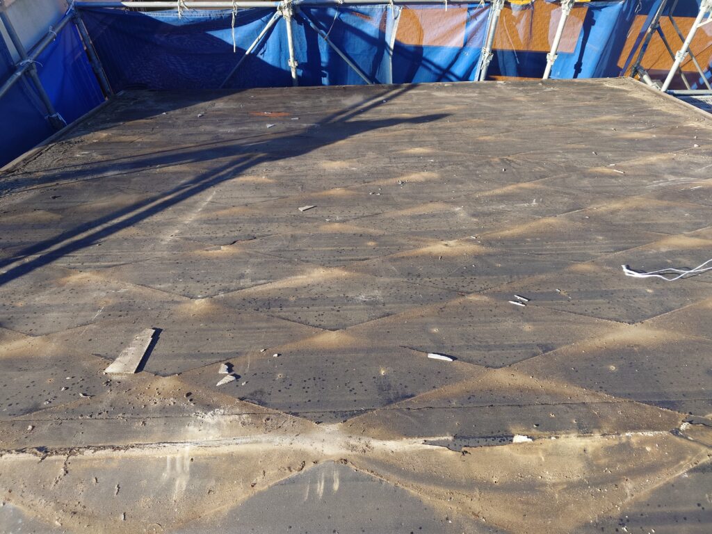 既設屋根材捲りが完了しました。