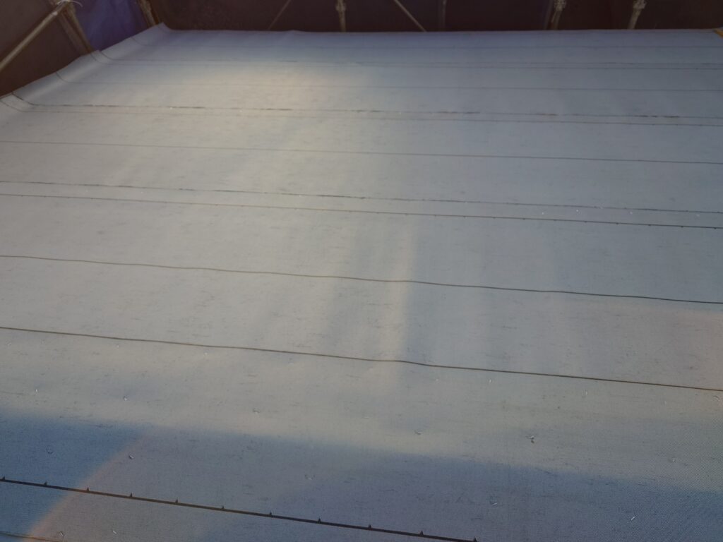 ｺﾝﾊﾟﾈ張り後に防水ｺﾞﾑｱｽﾙｰﾌｨﾝｸﾞを貼りました。この時点で雨漏りはしなくなります。