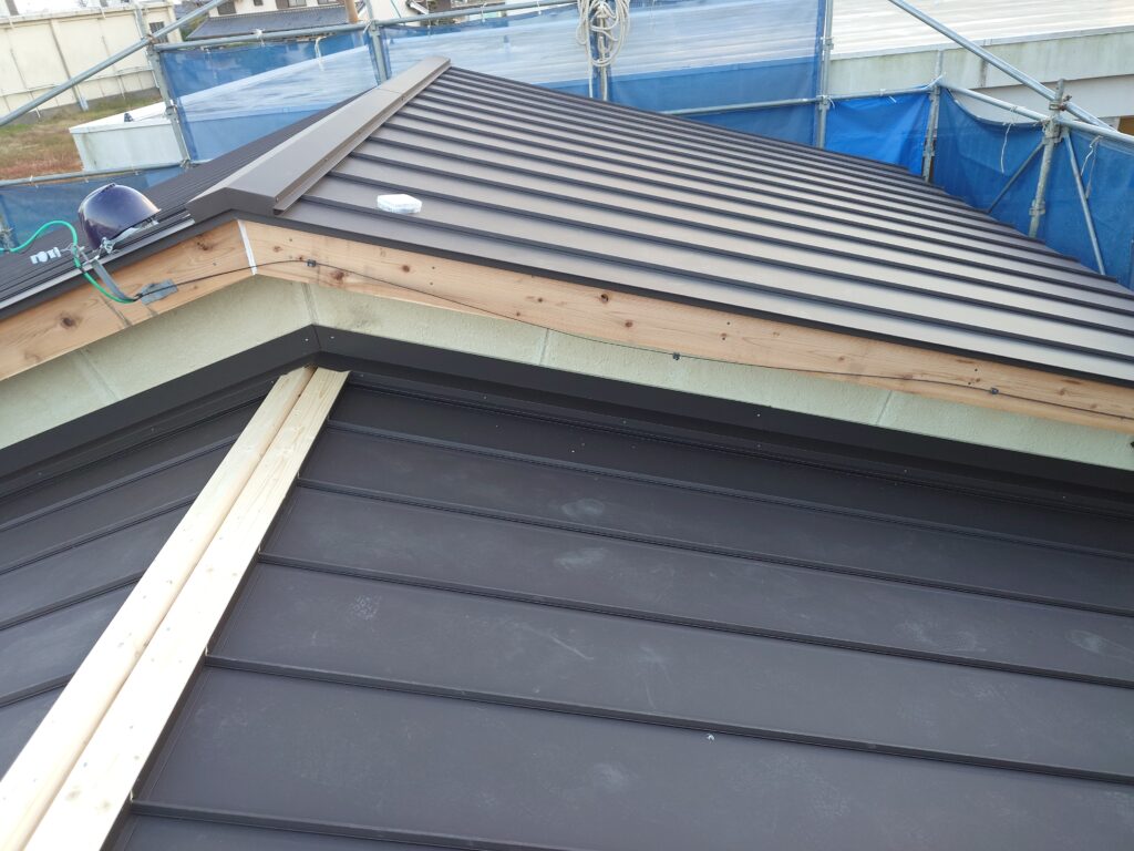 壁際の板金を施工しました。雨水が浸入しないように雨仕舞施工を行っています。