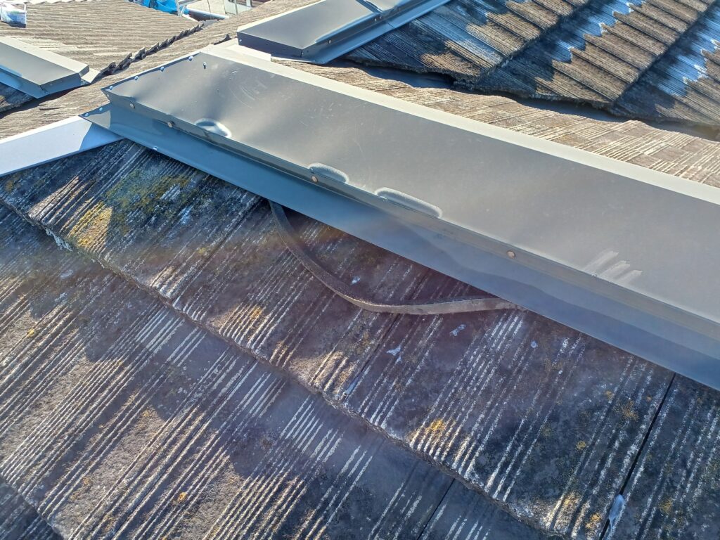 棟板金の中から防水シーラーが飛び出してしまっています。